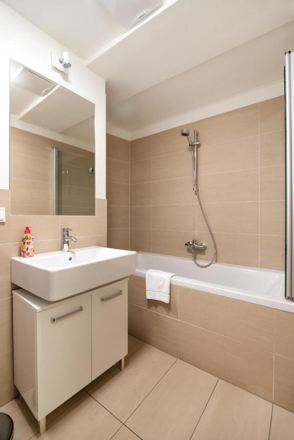 Quiet And Cozy Apartment Next To Mariahilfer Strasse And Naschmarkt With Ac, Minimum 30 Nights Wien Exteriör bild