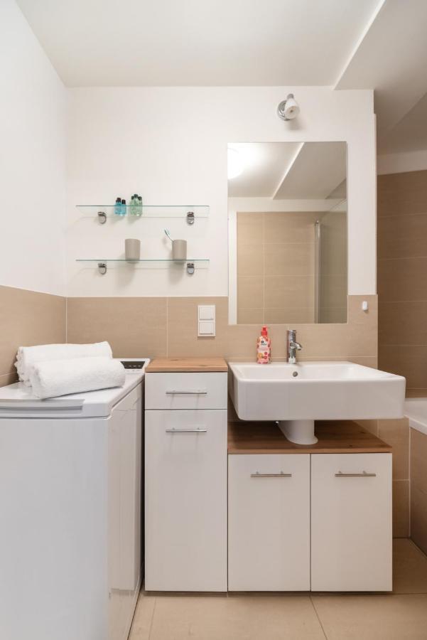 Quiet And Cozy Apartment Next To Mariahilfer Strasse And Naschmarkt With Ac, Minimum 30 Nights Wien Exteriör bild