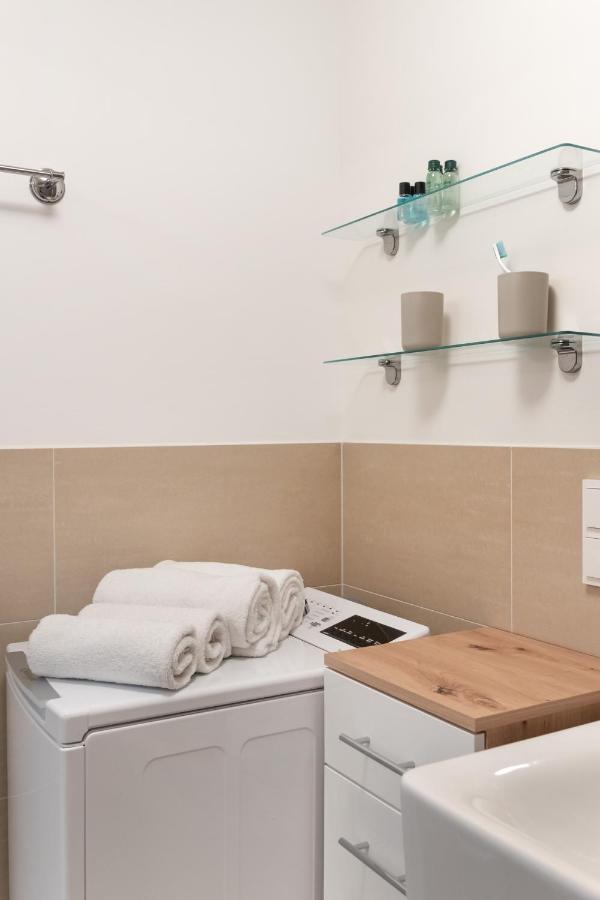 Quiet And Cozy Apartment Next To Mariahilfer Strasse And Naschmarkt With Ac, Minimum 30 Nights Wien Exteriör bild