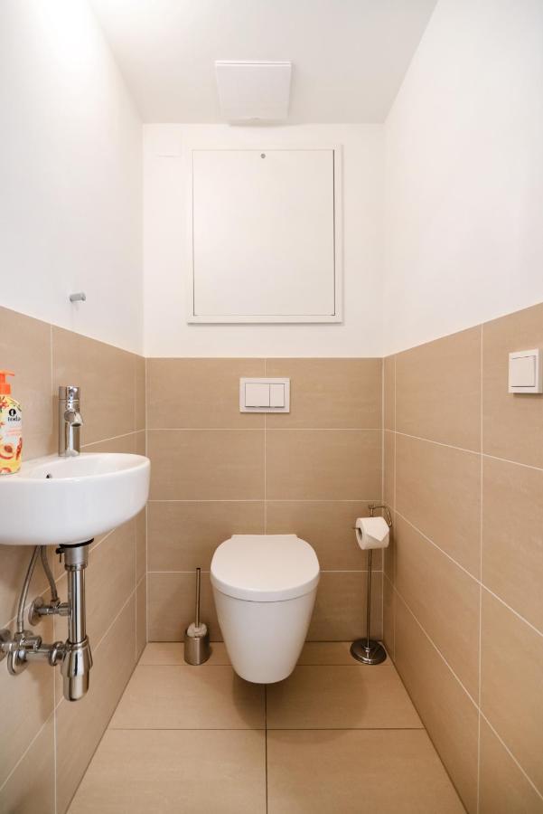 Quiet And Cozy Apartment Next To Mariahilfer Strasse And Naschmarkt With Ac, Minimum 30 Nights Wien Exteriör bild